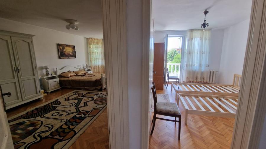 Casă individuală cu 8 camere cu Canalizare în Cetate