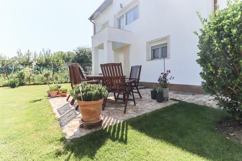 Duplex cu 4 camere cu Canalizare în 1 Decembrie