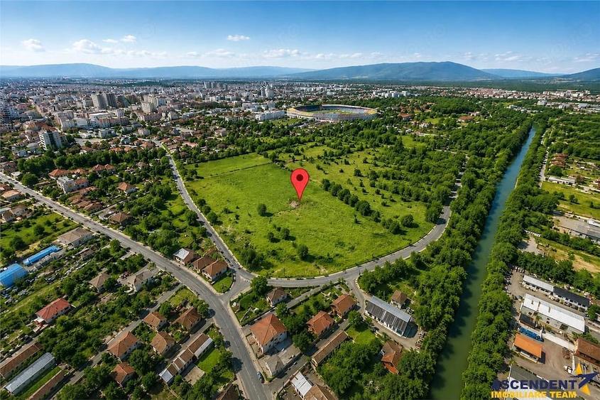 Teren de 2500 mp, în Est