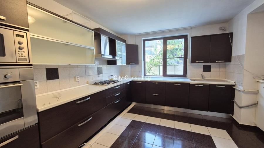 Casă cu 6 camere cu Teren 300 Mp în Pipera