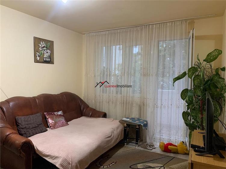 Apartament cu 2 camere semidecomandat, mobilat în Nord-Est