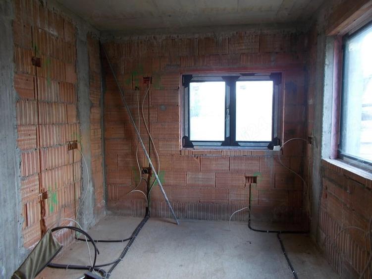 Casă cu 6 camere cu Teren 242 Mp în Central