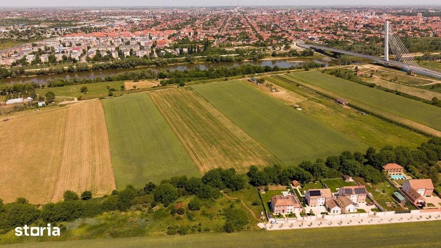 Teren de 4500 mp, în Pârneava