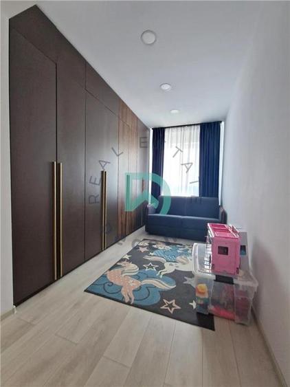 Apartament cu 4 camere decomandat, mobilat în Tractorul