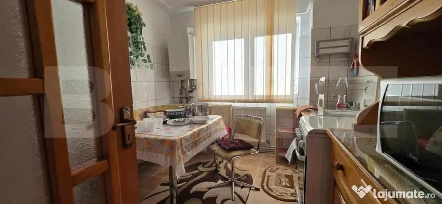 Apartament cu 3 camere semidecomandat, mobilat în Micro 4