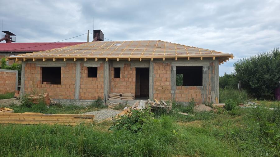 Casă individuală cu 4 camere cu Canalizare în Hălchiu