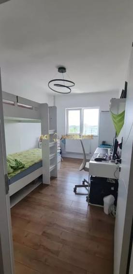 Apartament cu 3 camere semidecomandat, mobilat în Colentina