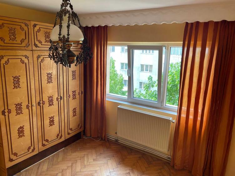 Apartament cu 3 camere decomandat în Exterior Vest
