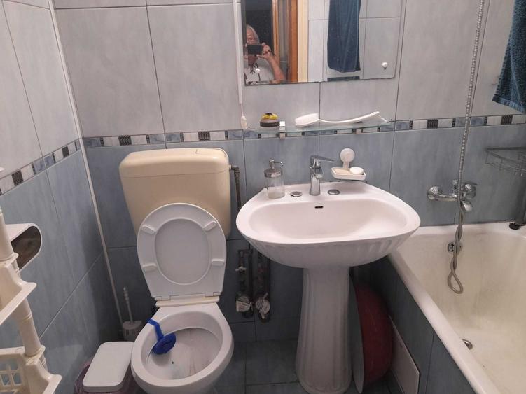 Apartament cu 3 camere semidecomandat în Drumul Taberei