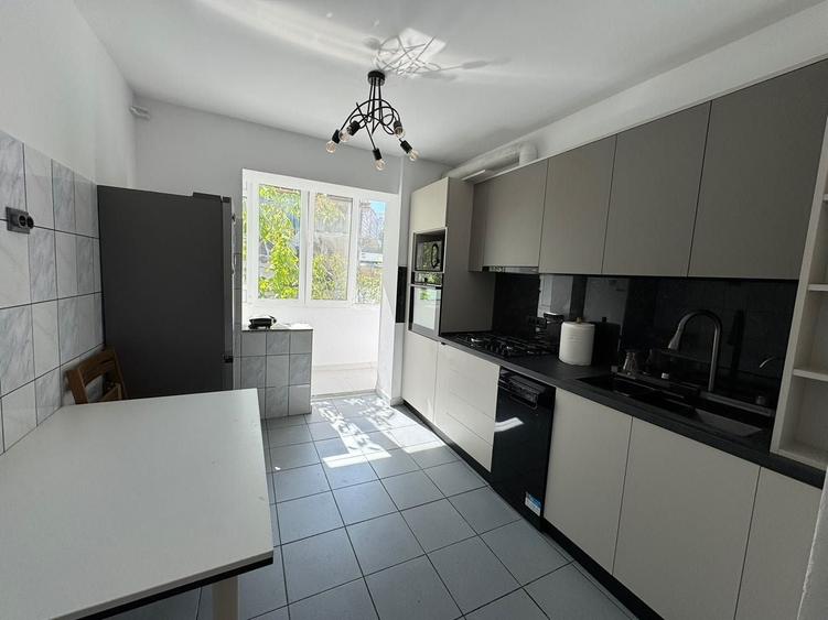 Apartament cu 3 camere decomandat în Vitan