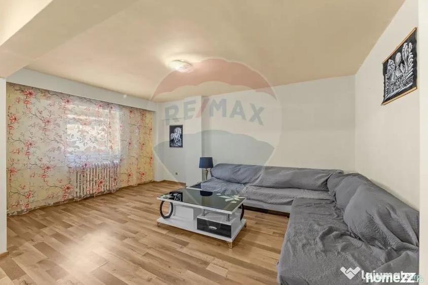 Apartament cu 4 camere decomandat în Intim