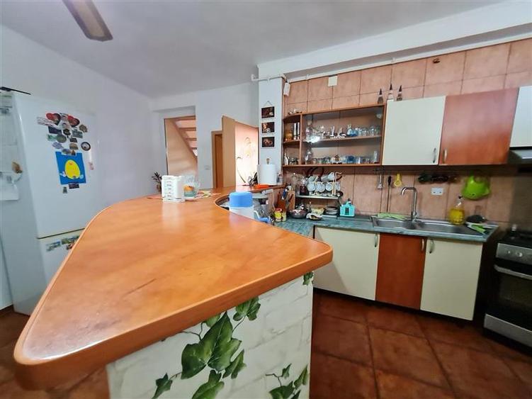 Casă individuală cu 5 camere cu Canalizare în Central