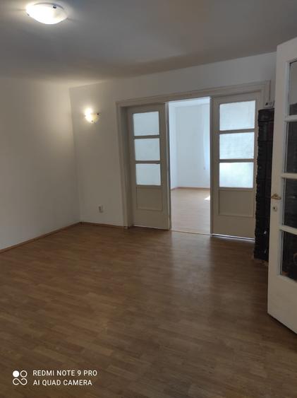 Casă individuală cu 7 camere cu Canalizare în Schei
