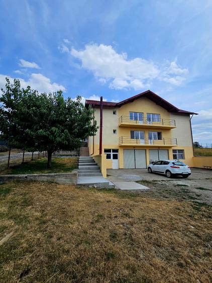 Casă cu 4 camere în Cerbu
