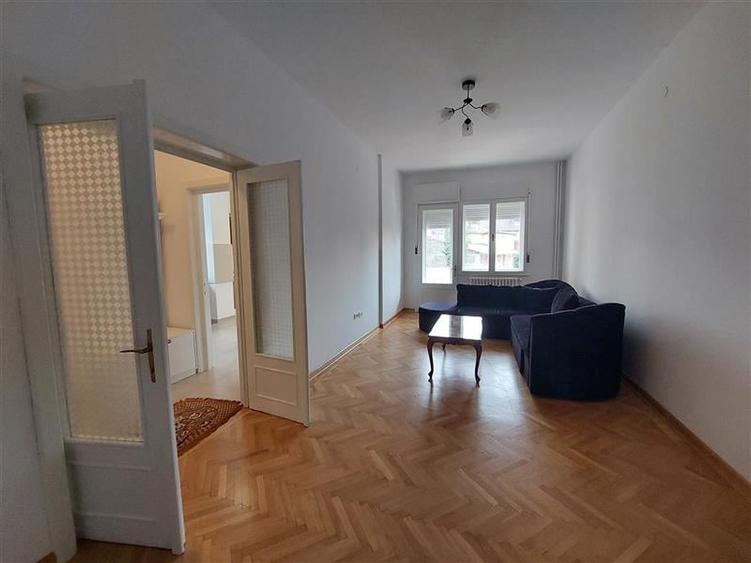 Apartament cu 5 camere semidecomandat, mobilat în Central