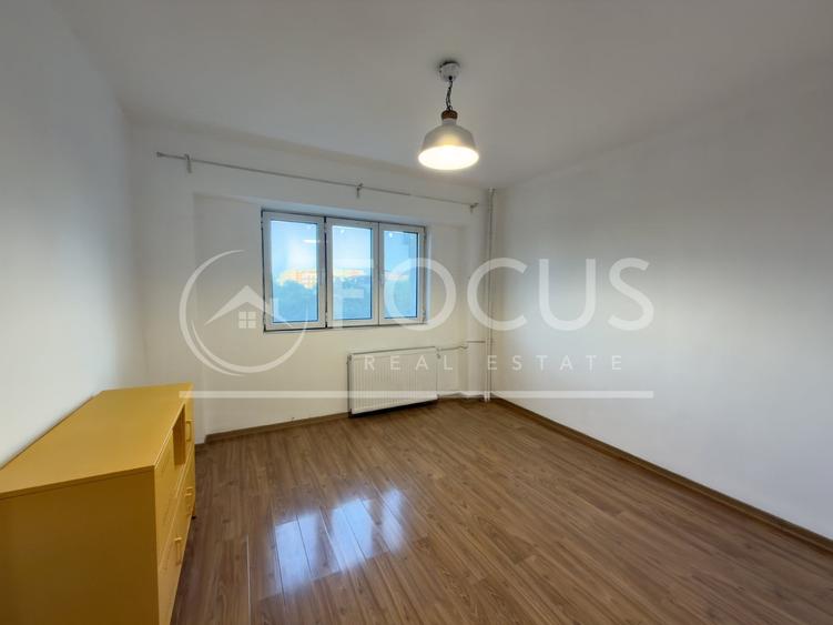 Apartament cu 3 camere semidecomandat, mobilat în Tei