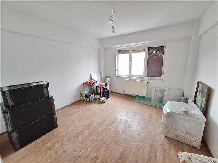 Apartament cu 4 camere decomandat în Milcov