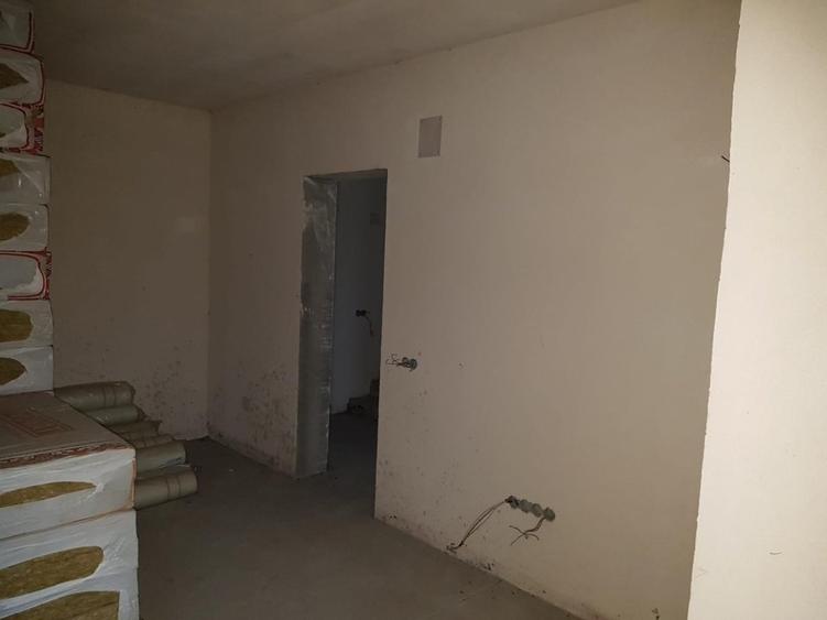 Casă individuală cu 9 camere cu Canalizare în Frații Golești