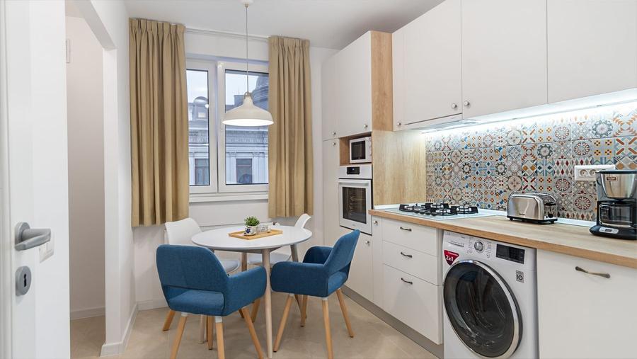 Apartament cu 3 camere semidecomandat în Exterior Nord