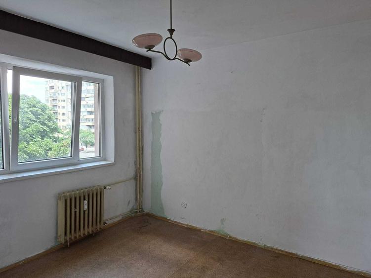 Apartament cu 3 camere decomandat în Republicii