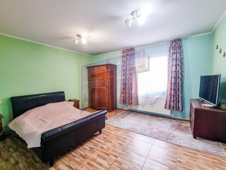 Casă individuală cu 10 camere cu Canalizare în Andronache