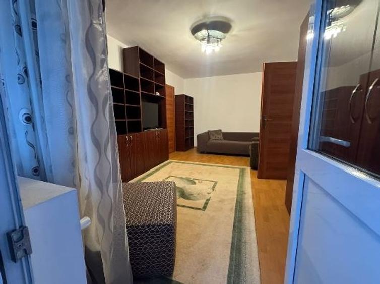 Apartament cu 4 camere semidecomandat, mobilat în Ștefan cel Mare