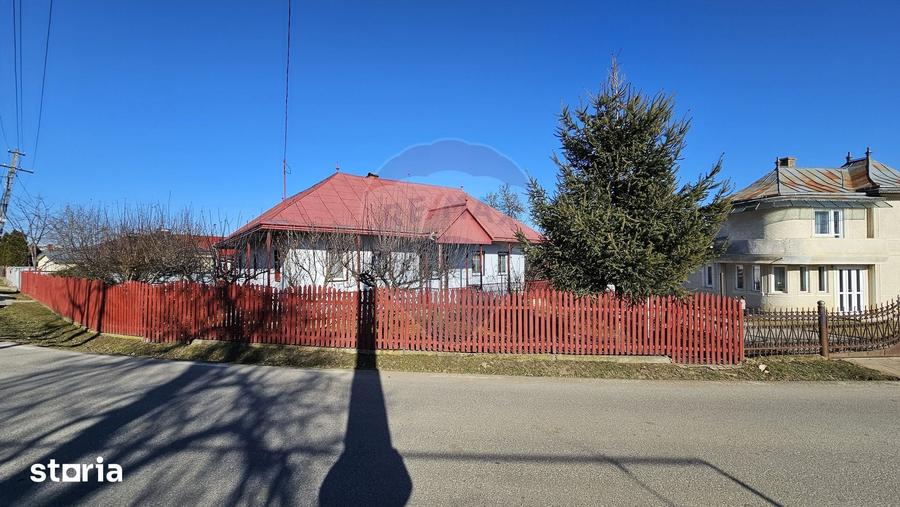 Casă cu 3 camere cu Teren 4900 Mp în Central