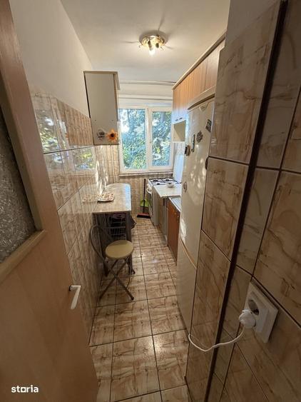 Apartament cu 3 camere semidecomandat în Craiovița Nouă