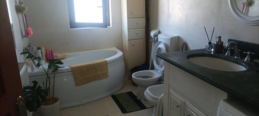 Casă cu 10 camere cu Teren 28000 Mp în Central