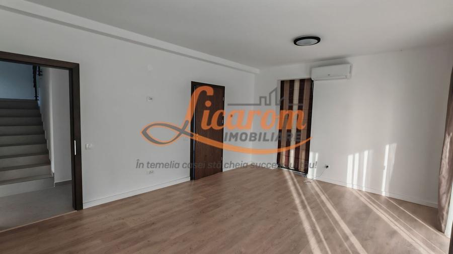 Casă individuală cu 4 camere cu Canalizare în Cristian