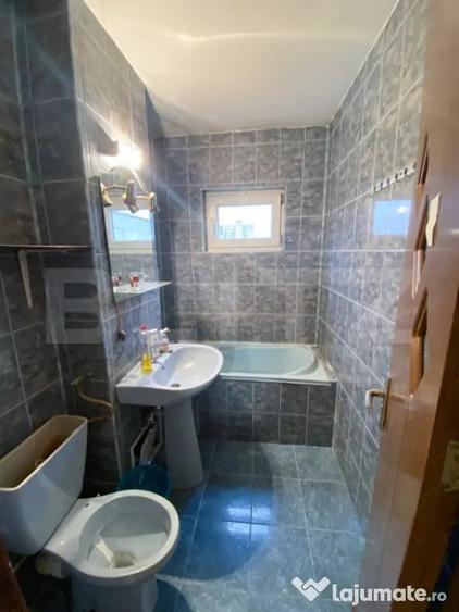 Apartament cu 3 camere decomandat în Rovine