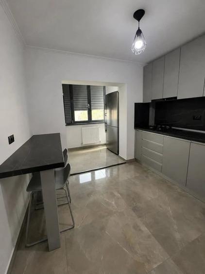 Apartament cu 3 camere decomandat în Rovine