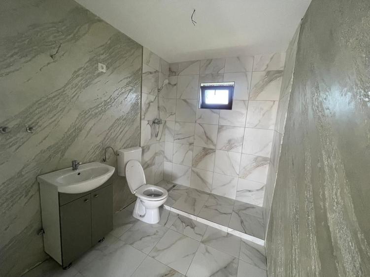 Casă cu 2 camere cu Teren 700 Mp în Piscu