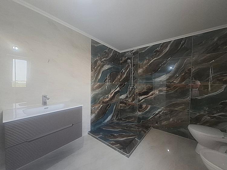 Casă cu 4 camere cu Teren 400 Mp în Domnești