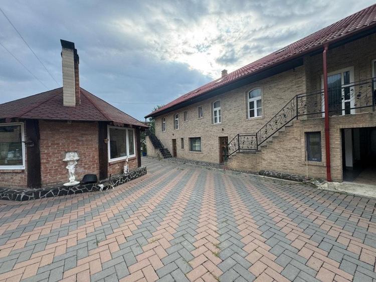 Casă cu 13 camere cu Teren 2500 Mp în Sucevița