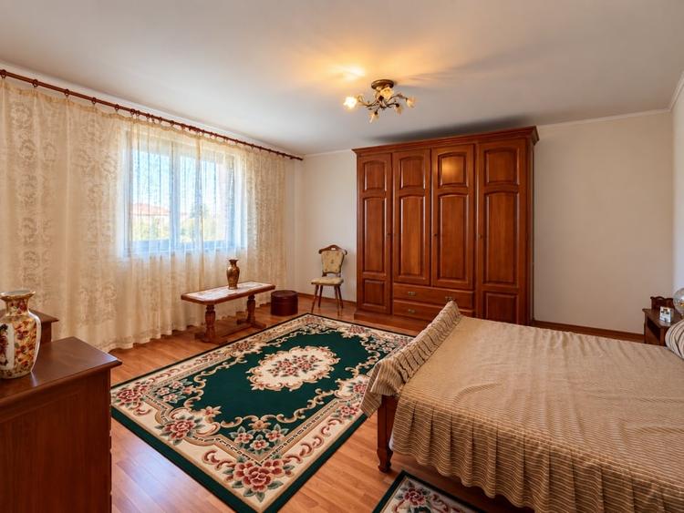Casă individuală cu 6 camere cu Canalizare în Palas