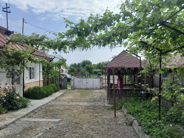Casă cu 4 camere în Roman