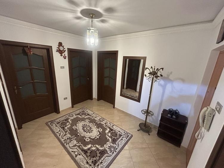 Apartament cu 3 camere decomandat în Exterior Vest