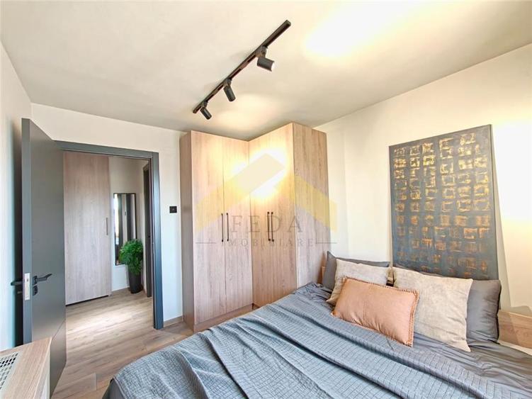 Apartament cu 3 camere semidecomandat, mobilat în Romanilor