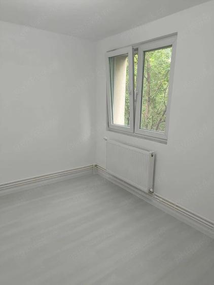 Apartament cu 3 camere semidecomandat în Berceni