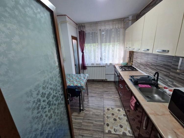 Apartament cu 4 camere semidecomandat în Central
