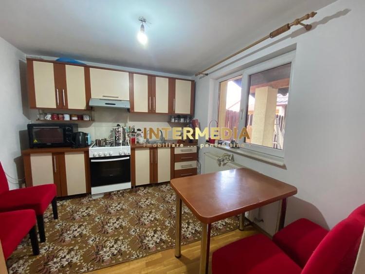 Casă individuală cu 5 camere cu Canalizare în Cetate