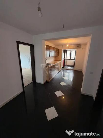 Apartament cu 4 camere semidecomandat în Crângași