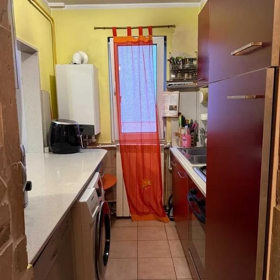 Apartament cu 3 camere semidecomandat, mobilat în Mircea cel Bătrân