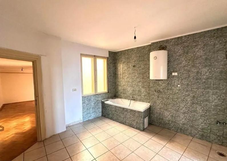 Apartament cu 6 camere decomandat în Moșilor