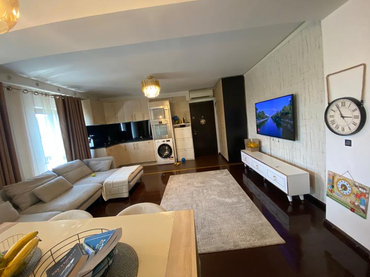 Apartament cu 3 camere semidecomandat, mobilat în Vitan Mall