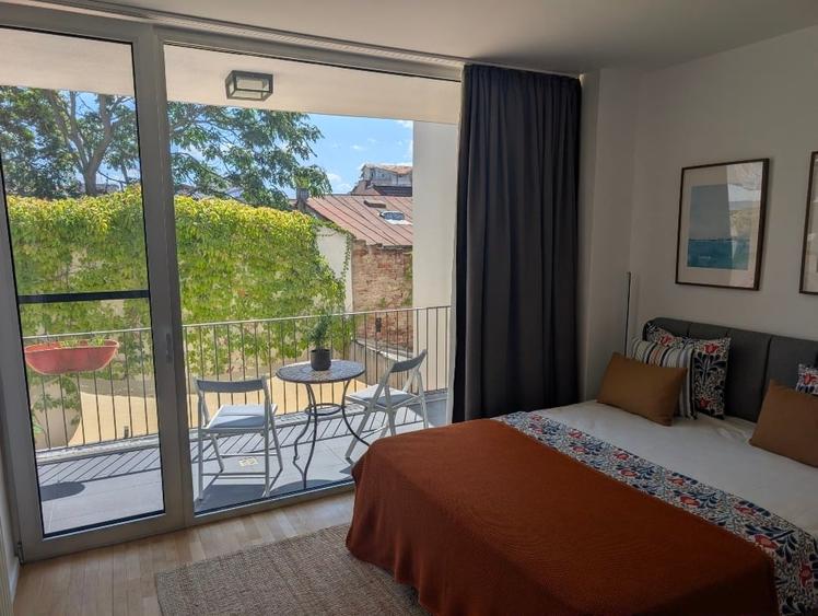 Apartament cu 3 camere decomandat, mobilat în P-ța Victoriei