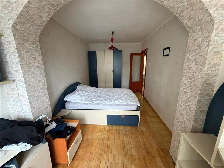 Apartament cu 4 camere semidecomandat în Central