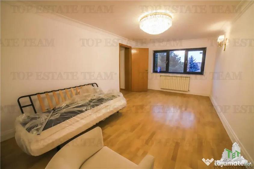 Casă cu 7 camere cu Teren 300 Mp în Central