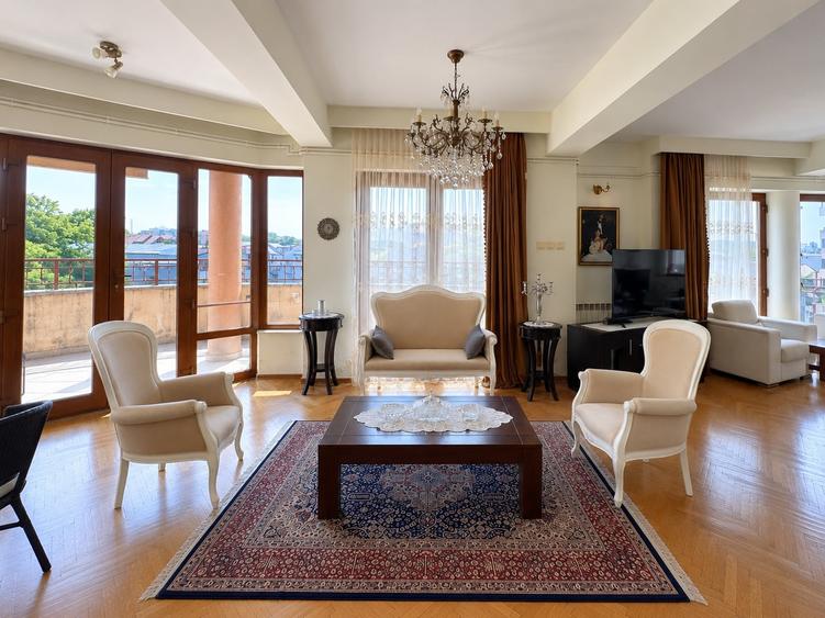Apartament cu 4 camere decomandat, mobilat în Faleza Nord